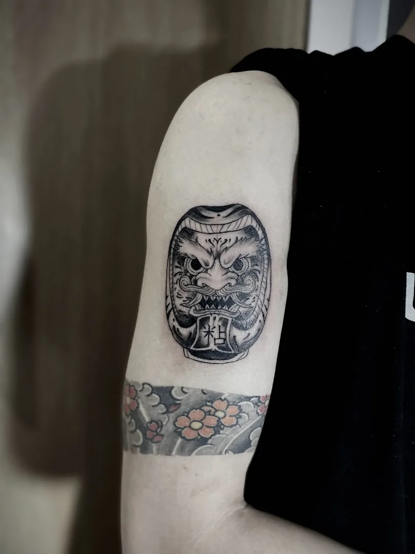 Put some ink - Tattoo Studio.dng