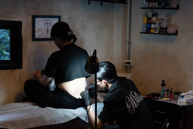 Put some ink - Tattoo Studio.dng