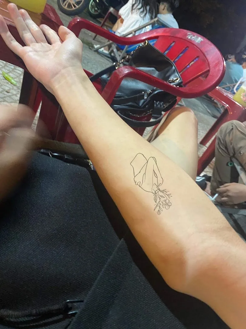Put some ink - Tattoo Studio.dng