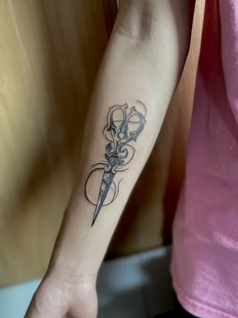 Put some ink - Tattoo Studio.dng