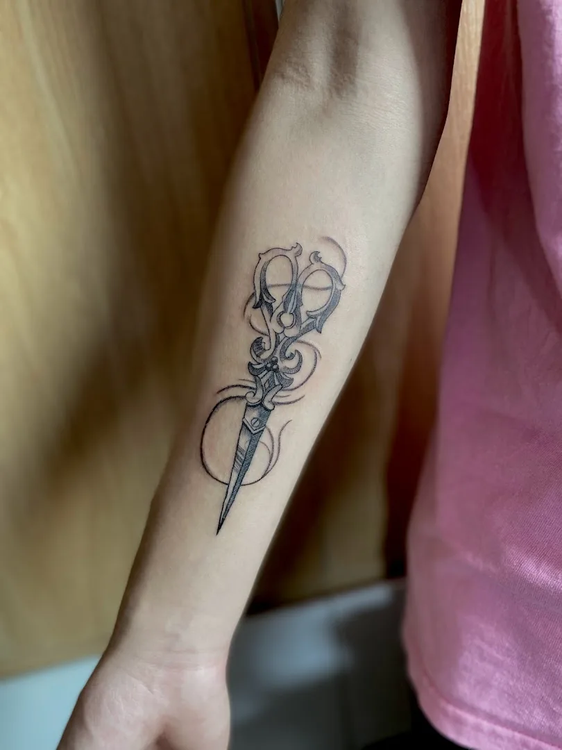 Put some ink - Tattoo Studio.dng