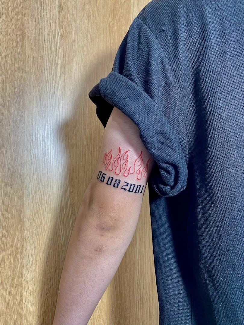 Put some ink - Tattoo Studio.dng