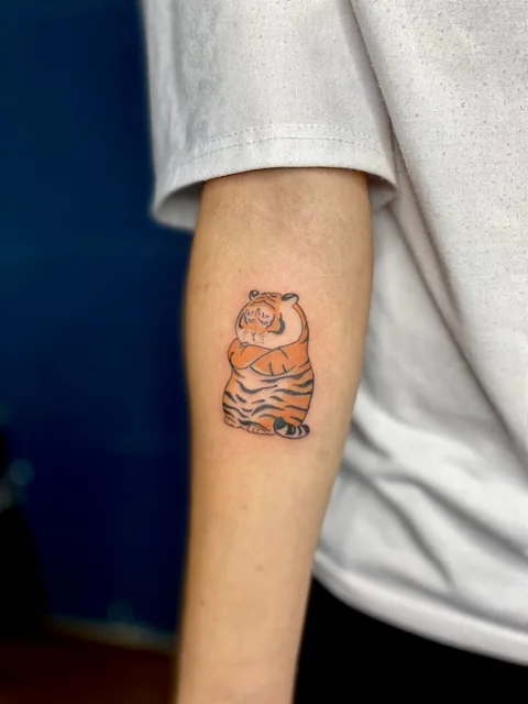 Put some ink - Tattoo Studio.dng